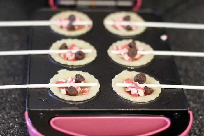 https://www.lovefromtheoven.com/wp-content/uploads/2011/11/make-pie-pops-700x466.webp