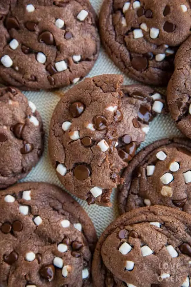 Biscoitos de cacau quentes