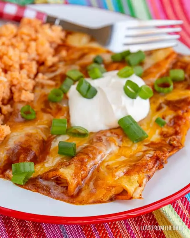  sýr enchiladas se zelenou cibulkou a zakysanou smetanou