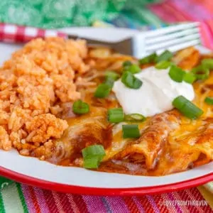 ost enchiladas med grønne løg og creme fraiche med ris