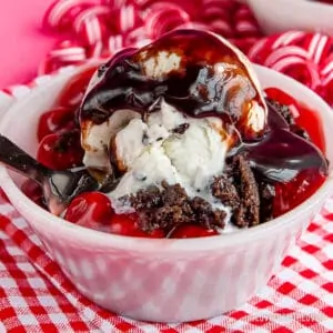 Bianca ciotola con dentro la chocolate cherry dump cake