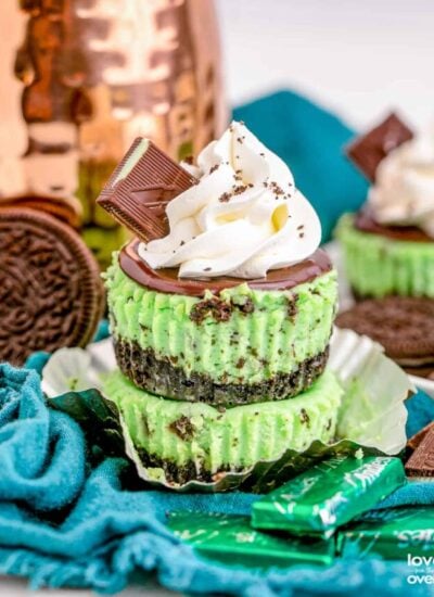 Mint Chocolate Cheesecakes with blue napkins and oreos.