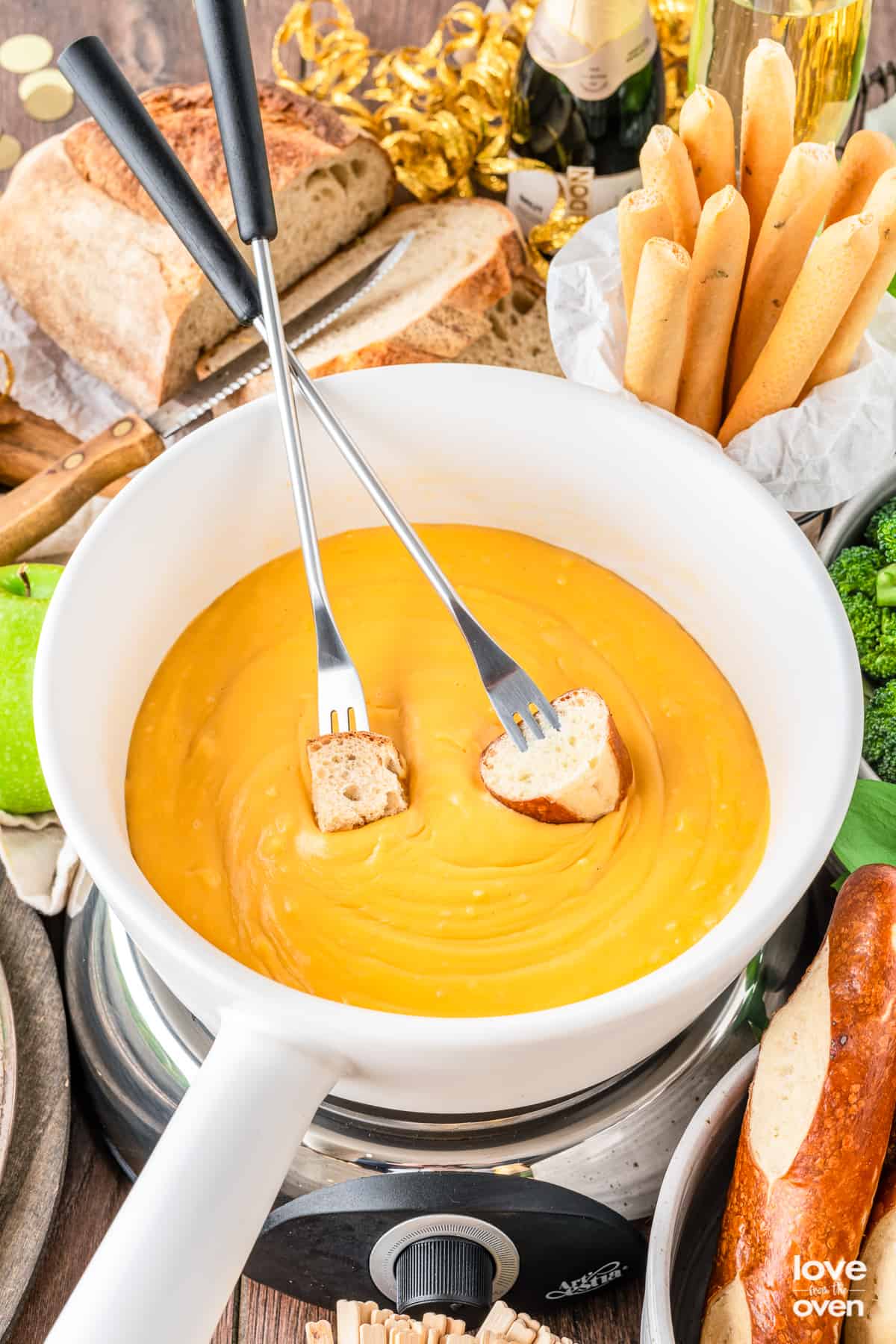 https://www.lovefromtheoven.com/wp-content/uploads/2023/01/melting-pot-cheese-fondue-13.jpg