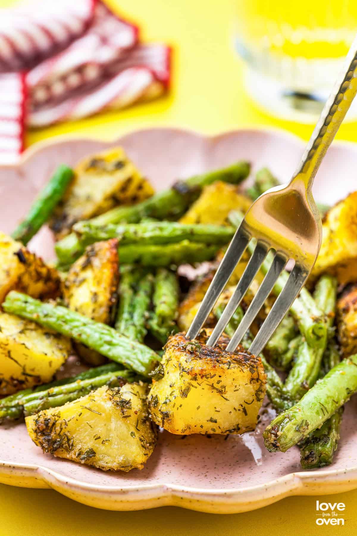 a plate of green beans and poatoes